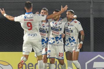 Nacional de Paraguay goleó a Aucas y avanzó en la Copa Libertadores