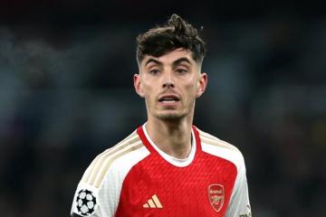 Arsenal venció en el final a Brentford y tomó la punta de la Premier