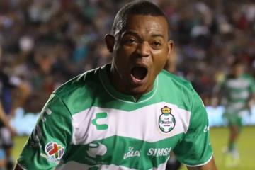 Con Aquino, Santos Laguna ganó por la mínima diferencia a Queretaro
