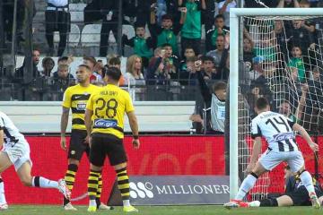 Con Alexander Callens en los 90 minutos, AEK cayó 3-2 de visita ante Paok