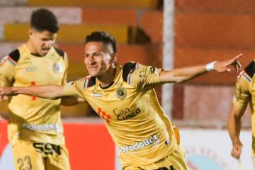 Rely Fernández: "Creo que ningún equipo le vino a proponer a Cristal en esta cancha como lo hicimos nosotros"