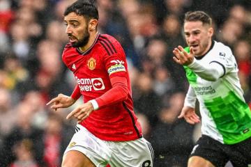 Manchester United y Liverpool empataron 2-2 en el clásico inglés
