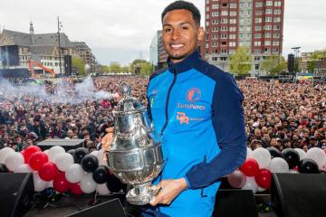 ¡Celebración a lo grande! López festejó título de la Copa de Países Bajos