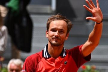 Medvedev avanzó a cuartos de final en Madrid
