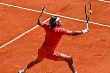Tsitsipas avanza en Montecarlo tras vencer a Zverev