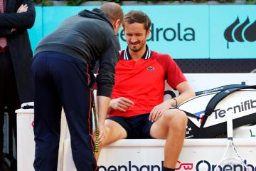 Otra baja más: Medvedev se retiró en cuartos de final de Madrid por lesión