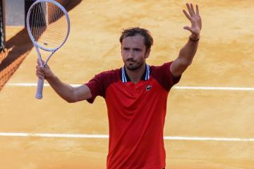 Medvedev sufrió para avanzar en Roma