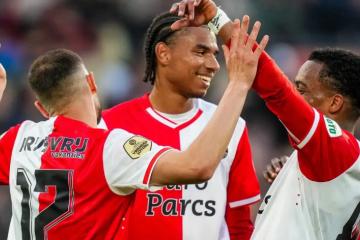 Con López, Feyenoord goleó por 5-0 a Zwolle y es segundo de la Eredivisie