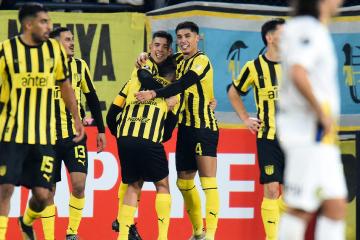 Peñarol venció a Rosario Central y aseguró su pase a octavos de Libertadores
