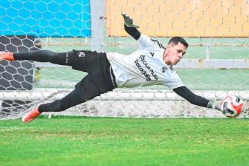 Se prenden las alarmas: Solís podría perderse duelo ante Comerciantes Unidos por lesión