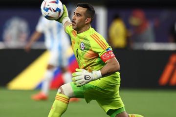 Dura baja en Chile: Claudio Bravo no atajará ante Canadá