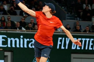 Jannik Sinner remontó para meterse a cuartos de final del Roland Garros