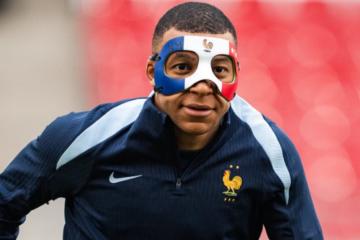 Kylian Mbappé entrenó con máscara