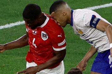 Kyliam Mbappé se habría fracturado la nariz tras fuerte choque con defensor Danso