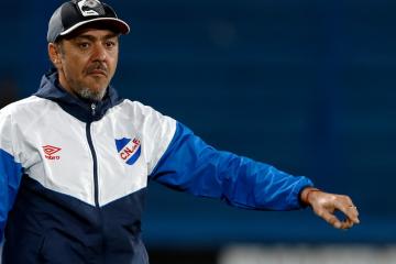 Nacional de Uruguay anunció la salida del técnico Recoba
