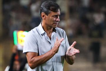 Bustos: "Qué casualidad que antes del Clásico no expulsen a uno"