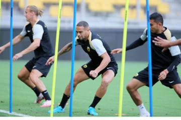 Callens fue suplente en triunfo del AEK en Conference League