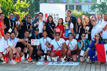 (FOTOS) ¡Arriba Perú! Delegación peruana celebró el día de la patria en París