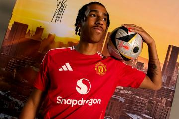 Manchester United oficializó el fichaje de Leny Yoro