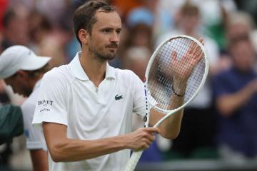 Medvedev sufrió pero avanzó en Wimbledon