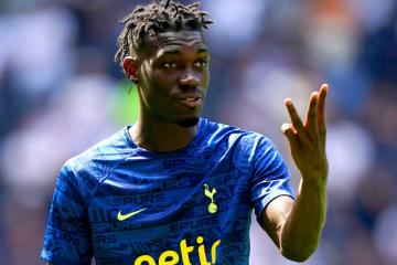 (VIDEO) Tottenham sancionó a Bissouma por inhalar "gas de la risa"