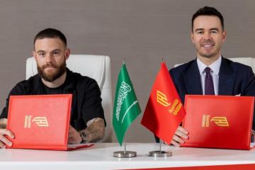 Nahitan Nández fue oficializado como nuevo refuerzo de Al-Qadisiya de André Carrillo
