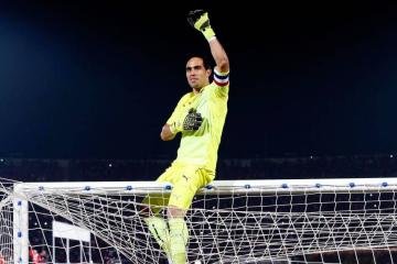 ¡Colgó los guantes! Claudio Bravo anunció su retiro del fútbol profesional