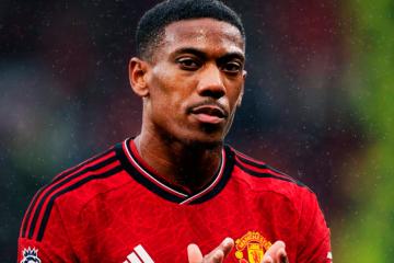 Ex jugador del Manchester United es nuevo compañero de Callens en AEK Atenas