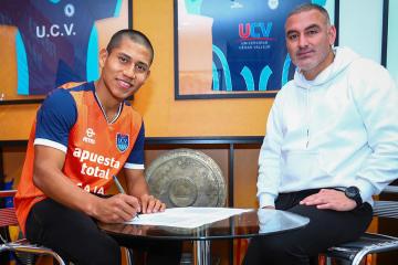Guillermo Grandez firmó primer contrato profesional con César Vallejo