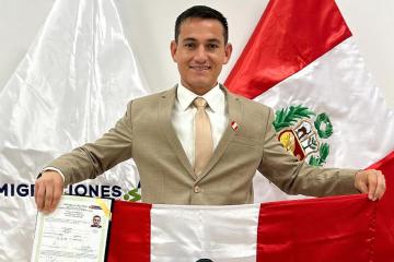 ¡Ya es oficial! Jairo Vélez recibió la nacionalidad peruana