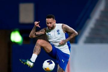 Neymar volvió a entrenar en el campo tras casi un año