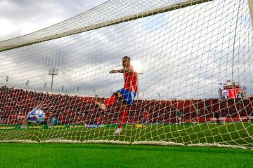 Lampe sobre el gol de Vargas: "Hay que estar es su lugar; la justicia divina hizo lo suyo"