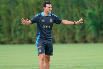 Scaloni va definiendo el equipo para enfrentar a Paraguay