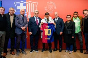 'Cholo' Sotil recibió homenaje durante aniversario del Barcelona