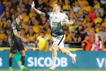 Carrillo venció a Trauco en duelo de peruanos en el Brasileirao