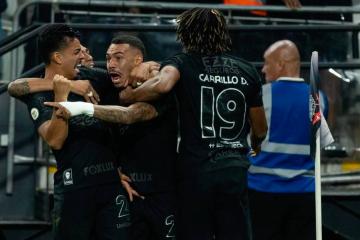 Con Carrillo, Corinthians venció 2-0 a Palmeiras
