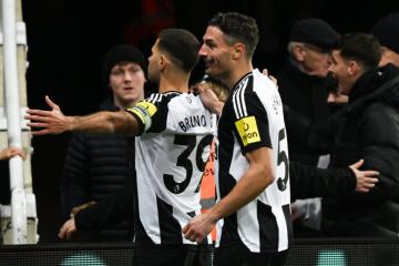 Newcastle goleó por 4-0 al Leicester