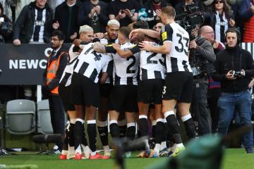 Newcastle goleó por 3-0 al Aston Villa