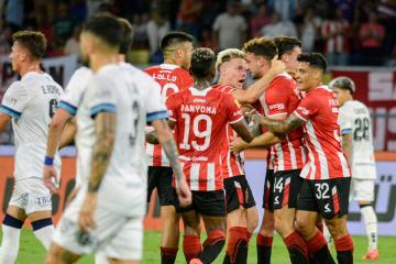 Estudiantes se quedó con el Trofeo de Campeones tras vencer a Vélez