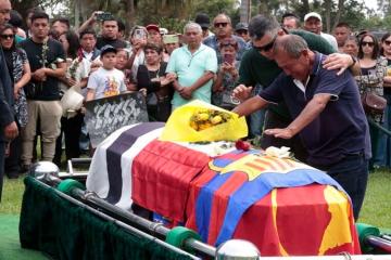 ¡El último adiós! Restos del 'Cholo' Sotil fueron enterrados en el cementerio de Huachipa