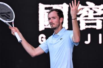 Medvedev sufrió para ganar en su debut en Australia