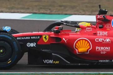 Hamilton chocó su Ferrari durante las prácticas privadas en Barcelona