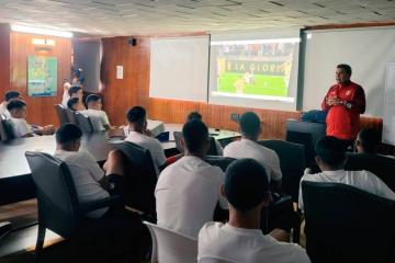 Plantel de Cristal recibió charla de reglas de juego