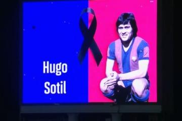 Sentido homenaje: Barcelona hizo minuto de silencio por Hugo Sotil