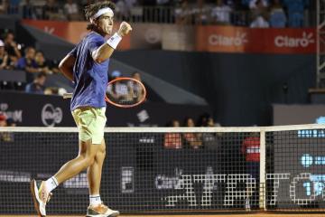 Argentino Comesaña dio el golpe y eliminó a Zverev