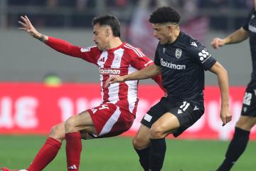 Con Peña en la banca de suplentes, Paok cayó ante Olympiacos