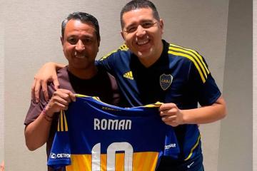 ¡Qué maestro! Riquelme obsequió su camiseta a Solano