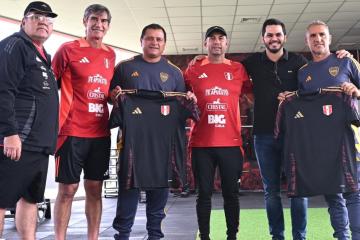 Óscar Ibáñez entregó camiseta de la selección a delegación de Boca Juniors