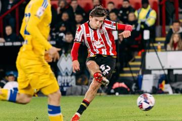 Sin Cáceres, Sheffield cayó ante el líder Leeds United