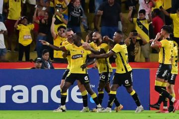 Con Carrillo, Corinthians sufrió dura caída ante Barcelona y quedó complicado en la Libertadores